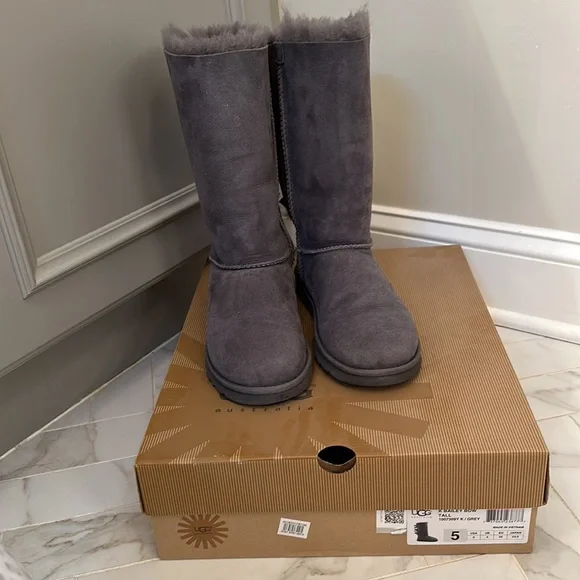 UGG K BAILEY BOW TALL GREY KIDS SIZE 5 women’s size 7. Worn 1 time. - Picture 2 of 4